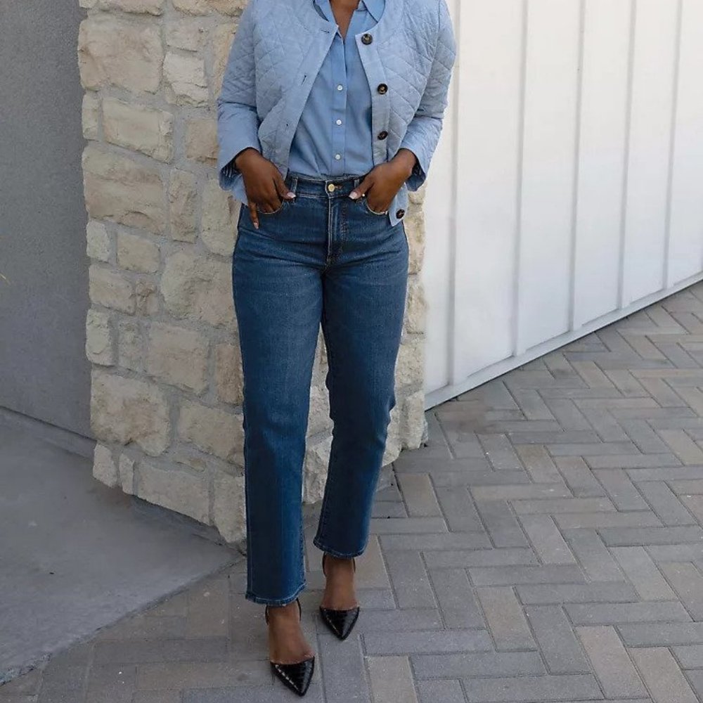 Ann Taylor Sculpting Pocket High Rise Straight Jeans in Mid Wash, Size 4P